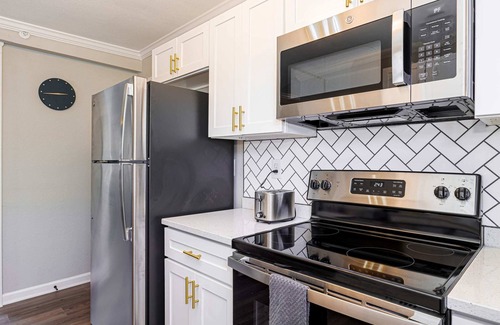 Cottage Line Apartment | Wave Suite / Right on the Beach!