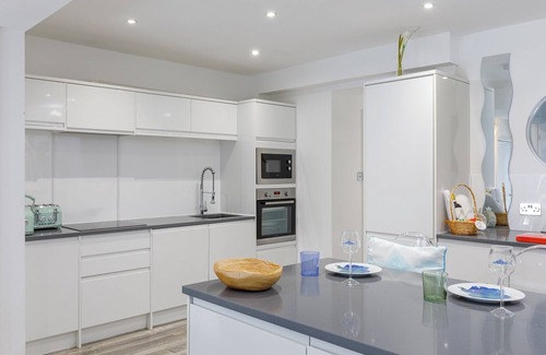 Ovingdean House | Wave Watcher- 4 bedroom sea view home, Sleeps up to 8 guests – 4 double bedrooms – 2.5 bathrooms