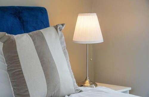 Wavendon House | Wavendon Retreat - Sleeps 6 - Driveway Parking, Self-Check-In, Fast Wifi and Smart TV by YOKO PROPERTY