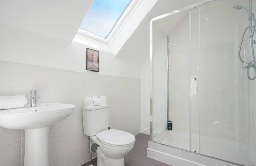 Wavendon House | Wavendon Retreat - Sleeps 6 - Driveway Parking, Self-Check-In, Fast Wifi and Smart TV by YOKO PROPERTY