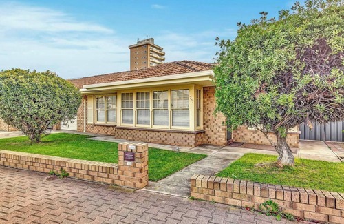 Glenelg North House | Waves and Walks Close to Beach and Local Boutiques