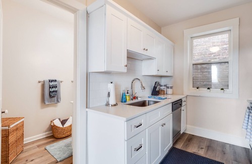 Racine Apartment | Waves Apt - Harbor View/Root River Fishing