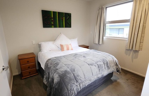 Onerahi Cabin | We are 10 minutes from the CBD. 3 minutes walk from the airport.
