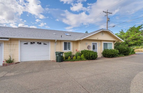 Grants Pass House | WE ARE A CHARMING DUPLEX/2 HOMES 4 BEDROOM 4 BATH/2 GARAGES +EV