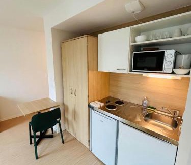 Barbatre Apartment | We Live In R - Suite 202