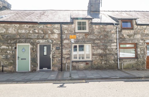 Tremadog Cottage | WEAVER'S COTTAGE, pet friendly, with open fire in Tremadog