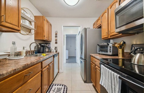 Spring Hill House | Weeki Wachee Getaway | King Bed & Huge Yard