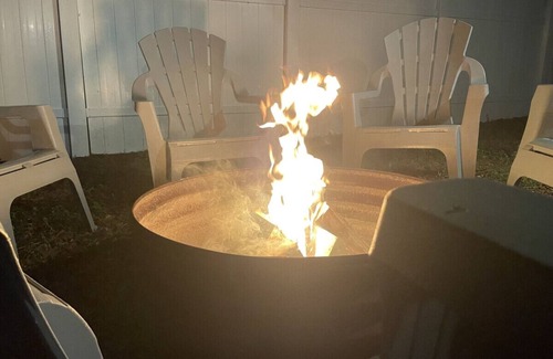 Spring Hill House | Weeki Wachee Getaway | King Bed & Huge Yard