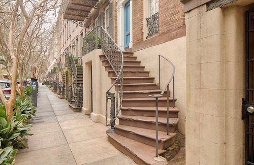 Historic Downtown Savannah House | WEEKNIGHT DICOUNTS! Garden Suite in 1850s Rowhouse, steps from Forsyth Park!