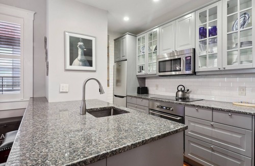 Historic District - North Apartment | WEEKNIGHT DISCOUNT! Blue Belle of Lincoln: stylish & steps to ALL the action!