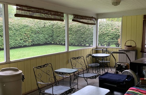 Maple Hill House | WEHA WiFi, pvt bth rm., queen bed nr all hospitals large 3,000 sq ft home