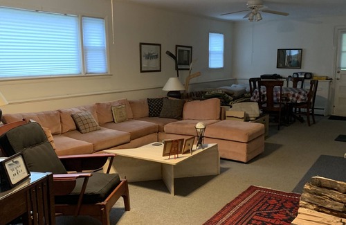 Maple Hill House | WEHA WiFi, pvt bth rm., queen bed nr all hospitals large 3,000 sq ft home