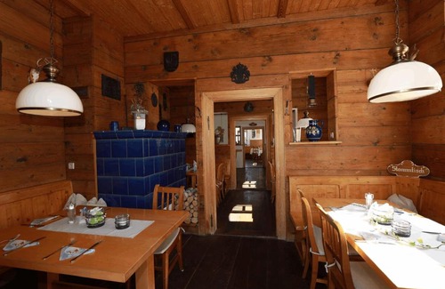 Old Town House | Weinstube Sinas Brettl
