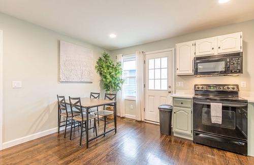 West End House | Welcome Home! 2BR with Driveway