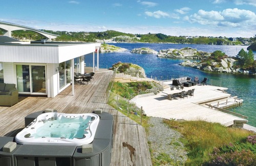 Torangsvag House | Welcome to a wonderful holiday home close to the seaside on Storholmen.