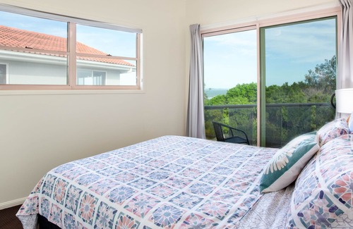 Farnborough House | Welcome to Hinz On The Beach