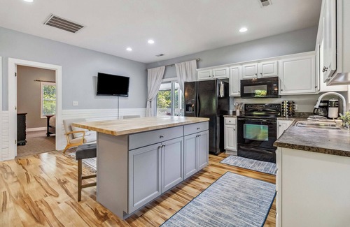 Sloans Valley Cabin | Welcome to “Lakey Charms” – Your Perfect Lakeside Escape