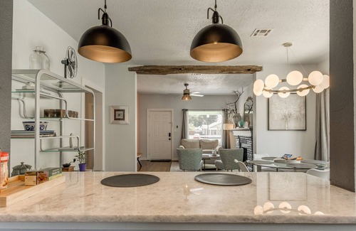 Miller House | Welcome to our charming and inviting modern retreat located in the heart of Oklahoma City