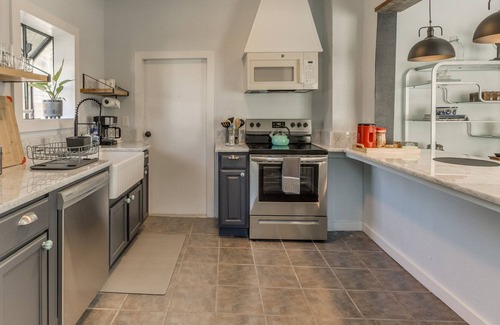 Miller House | Welcome to our charming and inviting modern retreat located in the heart of Oklahoma City