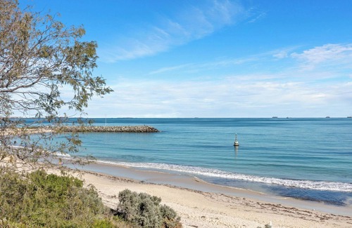 Cottesloe Apartment | Welcome to our three-bedroom, one bathroom beach apartment that's ideal for friends, families or bus