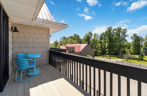 Sloans Valley Apartment | Welcome to “Retro Suite” – Your 1950s-Inspired Lakeside Getaway