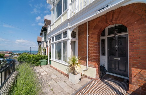 Ryde Apartment | Welcome to Rowallen, in the heart of Ryde on the Isle of Wight, a stunning Edwardian town house spre