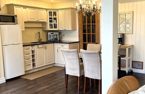 Cressy Apartment | Welcome to Sunset View – Your Lakeside Retreat in Prince Edward County