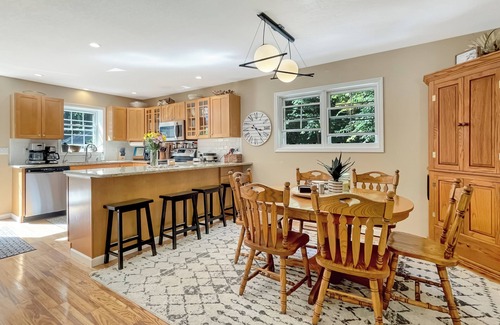 Panora House | Welcome to the Panorama Nest! Sleeps 14 - beach & lakefront! Perfect for groups!