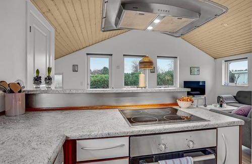 Frolunde House | Welcome to this charming cottage close to the sea and beach.
