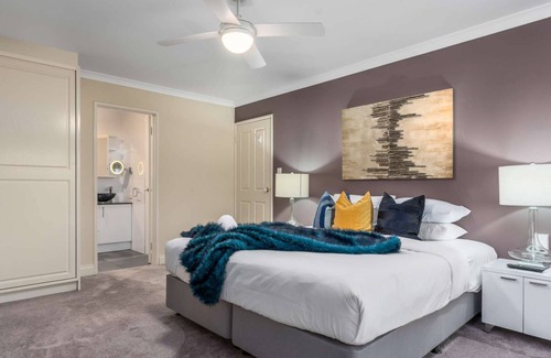 Connolly House | Welcome to Tranquil Family Oasis: Spa Garden & BBQ