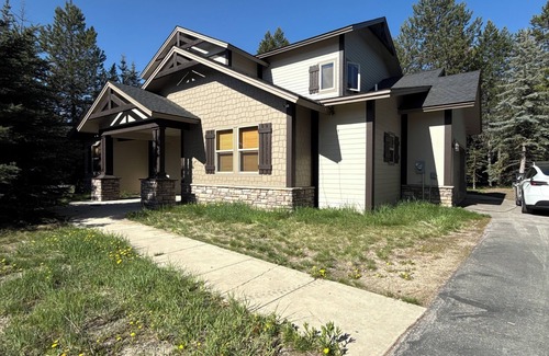 Wagon Wheel Cabin | Welcome to Waddington Pines, a serene cabin in charming Donnelly!