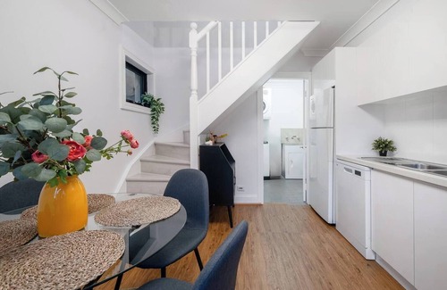 Redfern House | Welcome to Waterloo A Well connected Parkside Stay