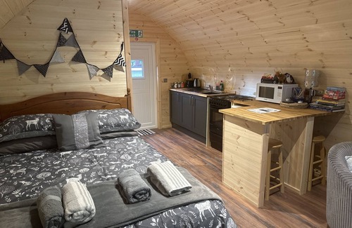 Bankend Cabin | Welcome to woodpeckers lodge for the perfect getaway