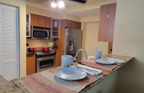 East Ocean Ave Condo | Welcome to your 2-Bedroom Intracoastal Courtyard-view Oasis in Lantana!