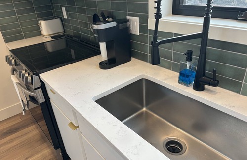 Redmond Apartment | Welcome to your cozy, studio apartment with a patio and mountain view