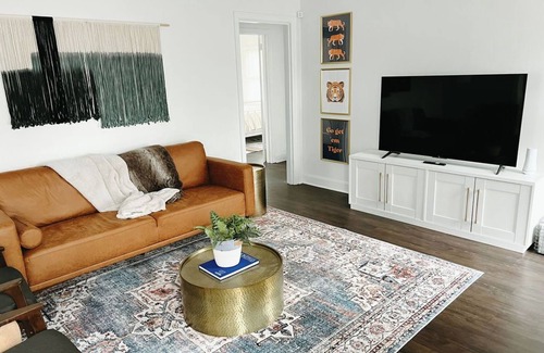 East Memphis House | Welcome to your Memphis retreat steps from the vibrant University of Memphis!