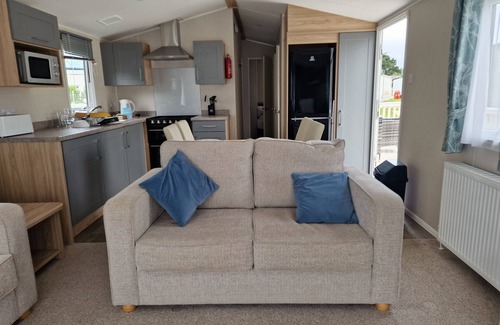 Par Ski Chalet | Welcoming 3 Bedroom Caravan 2 Min Walk to Beach
