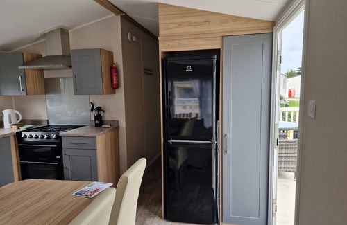Par Ski Chalet | Welcoming 3 Bedroom Caravan 2 Min Walk to Beach