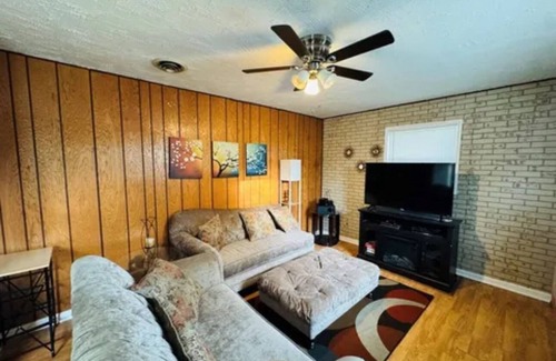 Groesbeck House | Welcoming 3-bedroom house with AC in Cincinnati