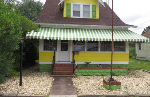 Crisfield House | Welcoming cottage, near public beach and fishing pier.