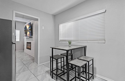 El Paso Apartment | Welcoming modern home in Central El Paso