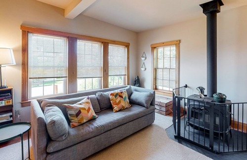 Port Clyde House | Welcoming Village Retreat, Water-View Family Getaway - Fast WiFi, Walkable