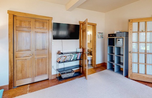 Port Clyde House | Welcoming Village Retreat, Water-View Family Getaway - Fast WiFi, Walkable