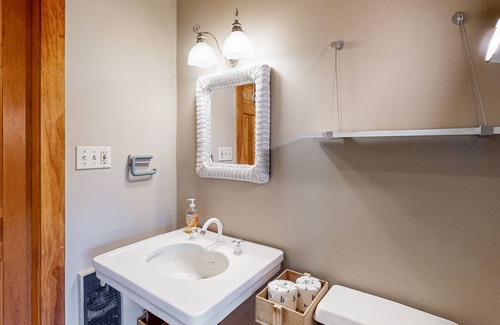 Port Clyde House | Welcoming Village Retreat, Water-View Family Getaway - Fast WiFi, Walkable