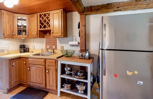 Port Clyde House | Welcoming Village Retreat, Water-View Family Getaway - Fast WiFi, Walkable