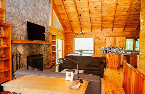 Zionville House | Well-appointed cabin with expansive mountain views, nature and tranquility.