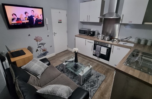 Holbeck Apartment | Well equipped apartment for a relaxing cosy and luxurious fun stay +Free Parking