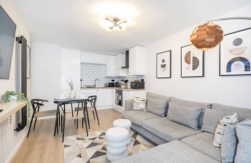 Goresbrook Apartment | Well presented and stylish 2 bedroom apartment close to Station. Free Parking!