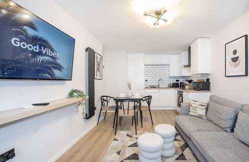 Goresbrook Apartment | Well presented and stylish 2 bedroom apartment close to Station. Free Parking!