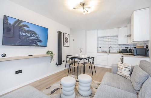 Goresbrook Apartment | Well presented and stylish 2 bedroom apartment close to Station. Free Parking!